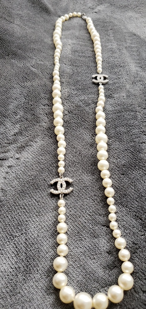 Chanel logo pearl necklace